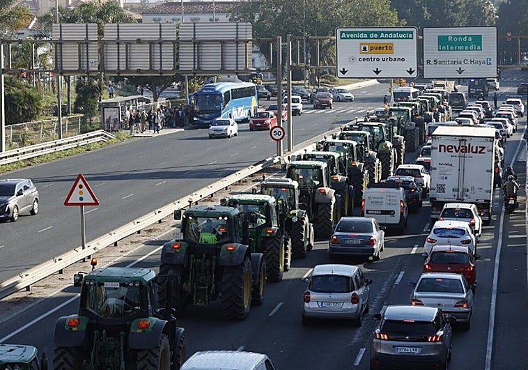 One of the two tractor columns entering Malaga.