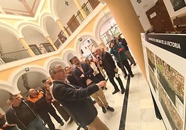 Salado and Rodríguez look at information on scenarios of a "tsunami in Rincón", while Juan Conesa addresses the public.