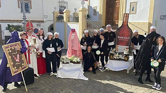 Spoof Holy Week carnival procession divides opinion in Axarquía village