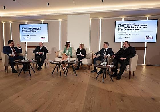 The five panellists with moderator Jennie Rhodes of SUR in English.