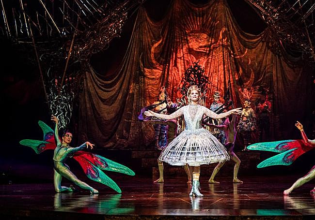 Two singers perform the soundtrack of Alegría with lyrics in English, French, Italian, Spanish and the invented language of Cirque du Soleil.