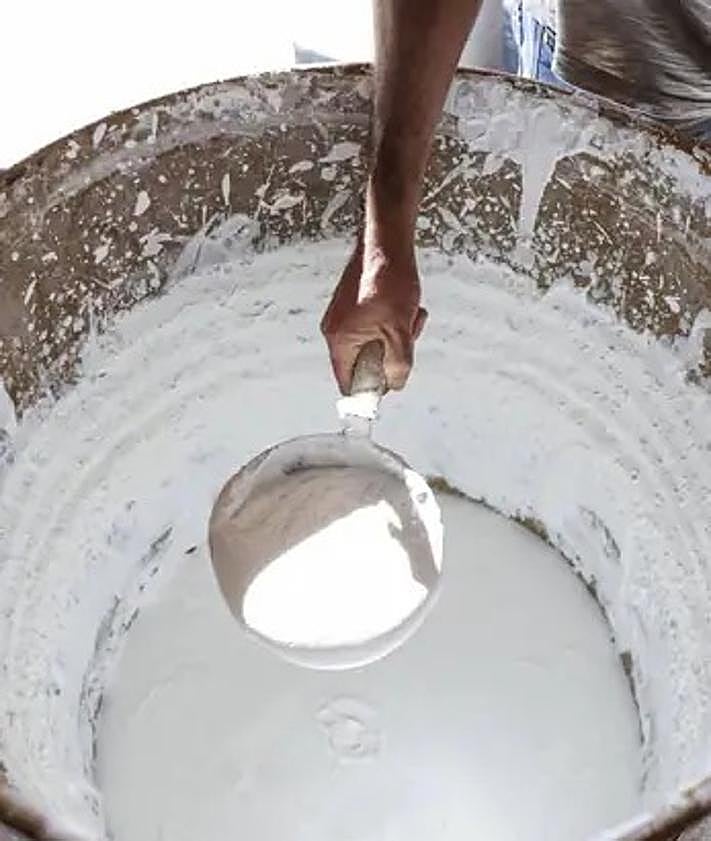Imagen secundaria 2 - The walls of the house have been built with crushed stone blocks and soft cement instead of the usual brickwork. 