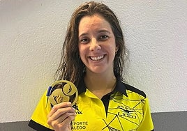 Maria de Valdés with her gold medal.