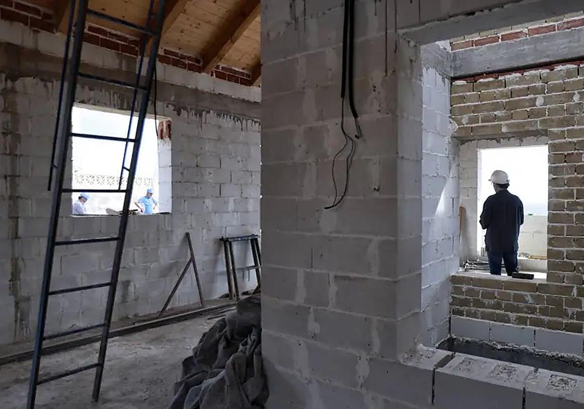 Imagen principal - Scorched wood from the Sierra Bermeja fire acquires a new life in a Malaga home