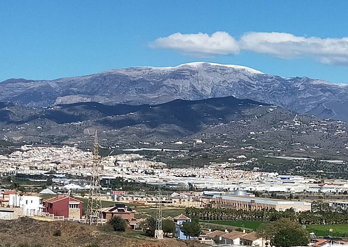 Imagen secundaria 1 - Snow on the Axarquía mountains and a rainbow over Nerja on Tuesday 27 February.