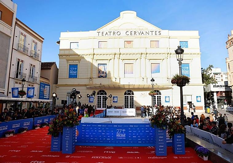 The red carpet and scene outside the city's Cervantes Theatre this Friday afternoon ready to receive the avalanche of films and stars at the Malaga festival.
