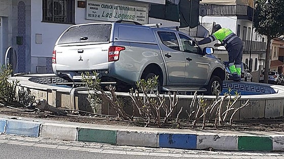Three times over limit drink-driver crashes into water feature on Mijas roundabout