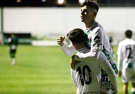 Antequera's Luismi Redondo celebrates his goal with Chema Núñez.