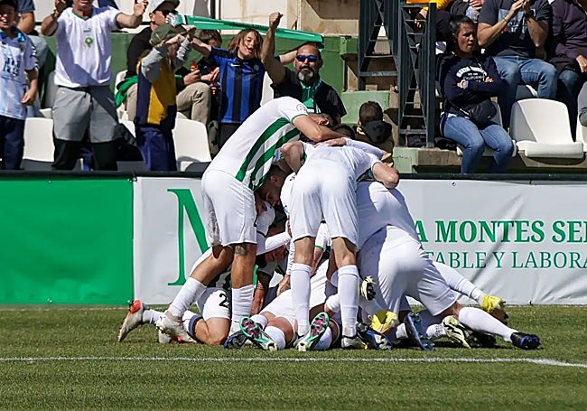 The Torremolinos players after getting the go-ahead goal in the derby.