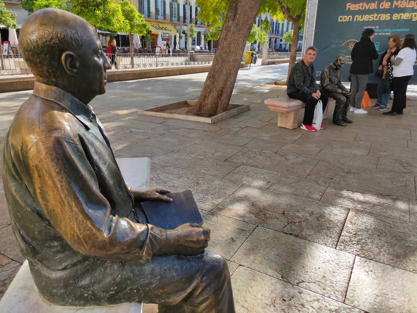 The statue of Picasso in the foreground, with the new companion on a neighbouring bench.