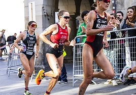 Triathletes running in the ITU World Triathlon Series.