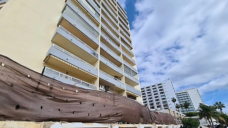 Squatters add to problems of troubled seafront apartment block in Benalmádena