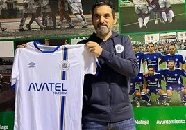 The new owner of Vélez-Málaga CF, Pablo Sebastián Nilo, with a club shirt.