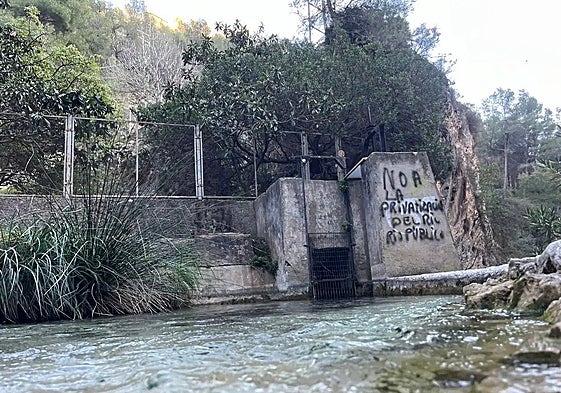 'No to the privatisation of the public river' graffiti has appeared by the Río Chíllar in Nerja.