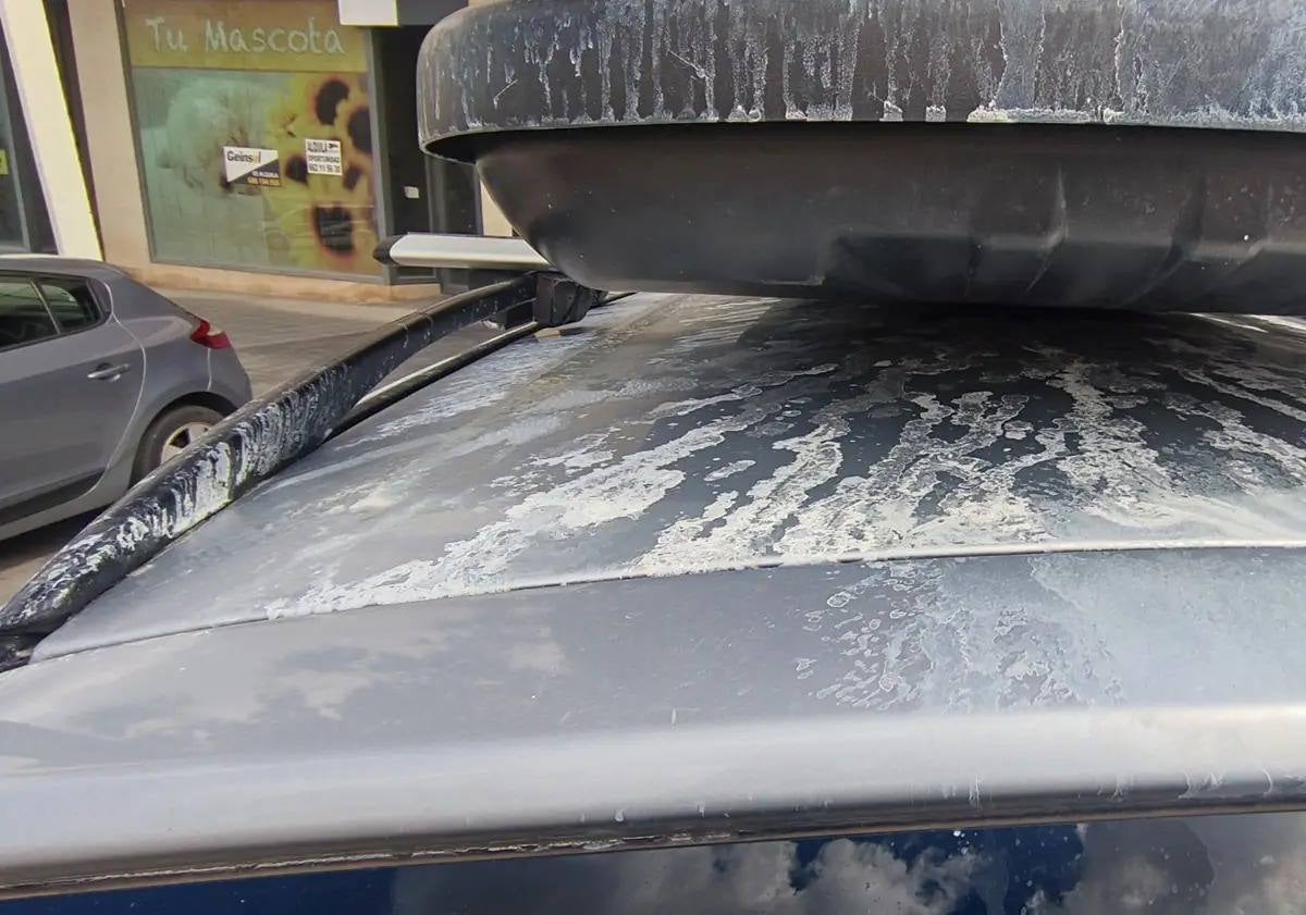 Imagen principal - Images of the vehicle covered in caustic soda and with scratches.