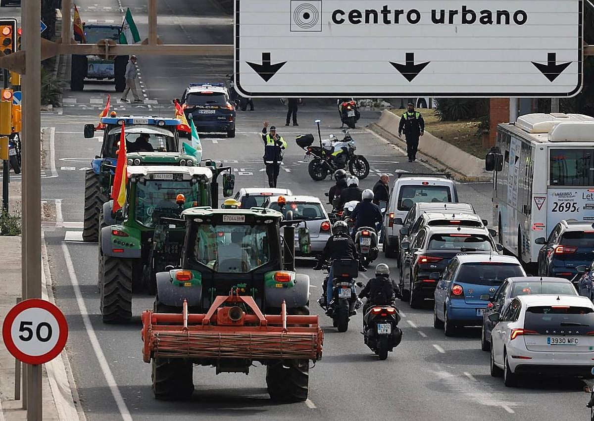 Imagen secundaria 1 - Tensions rise as farmers dump truck loads of lemons on road during latest tractor rally and demonstration in Malaga