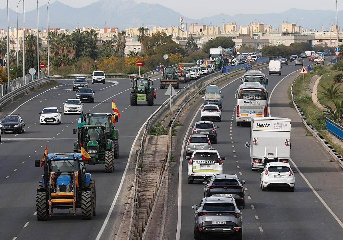 Imagen principal - Tensions rise as farmers dump truck loads of lemons on road during latest tractor rally and demonstration in Malaga