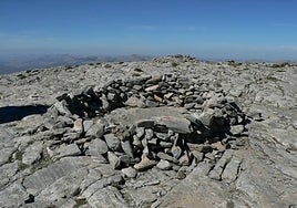 An image of a shelter built on La Maroma.