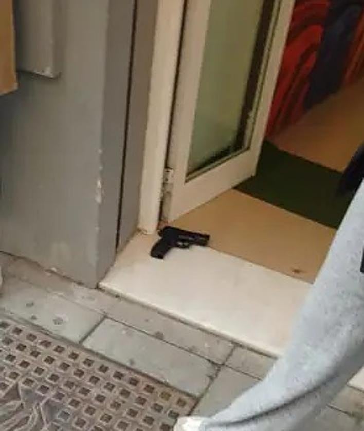 Imagen secundaria 2 - Video: This is the moment residents of a Spanish town stopped thieves escaping on a motorbike after jewellery shop raid