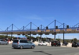 Several vehicles arrive at the Etxebarri-Ibiña toll in Álava.