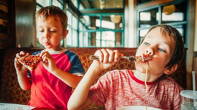 How to get children to behave in a restaurant (without resorting to mobile phones)