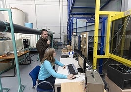 Paloma Gutiérrez, in the foreground, in the wind tunnel test area of the UMA School of industrial engineering.