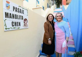 Manolita Chen (r) with the Mayor of Torremolinos during the inauguration of a walkway named in her honour last year