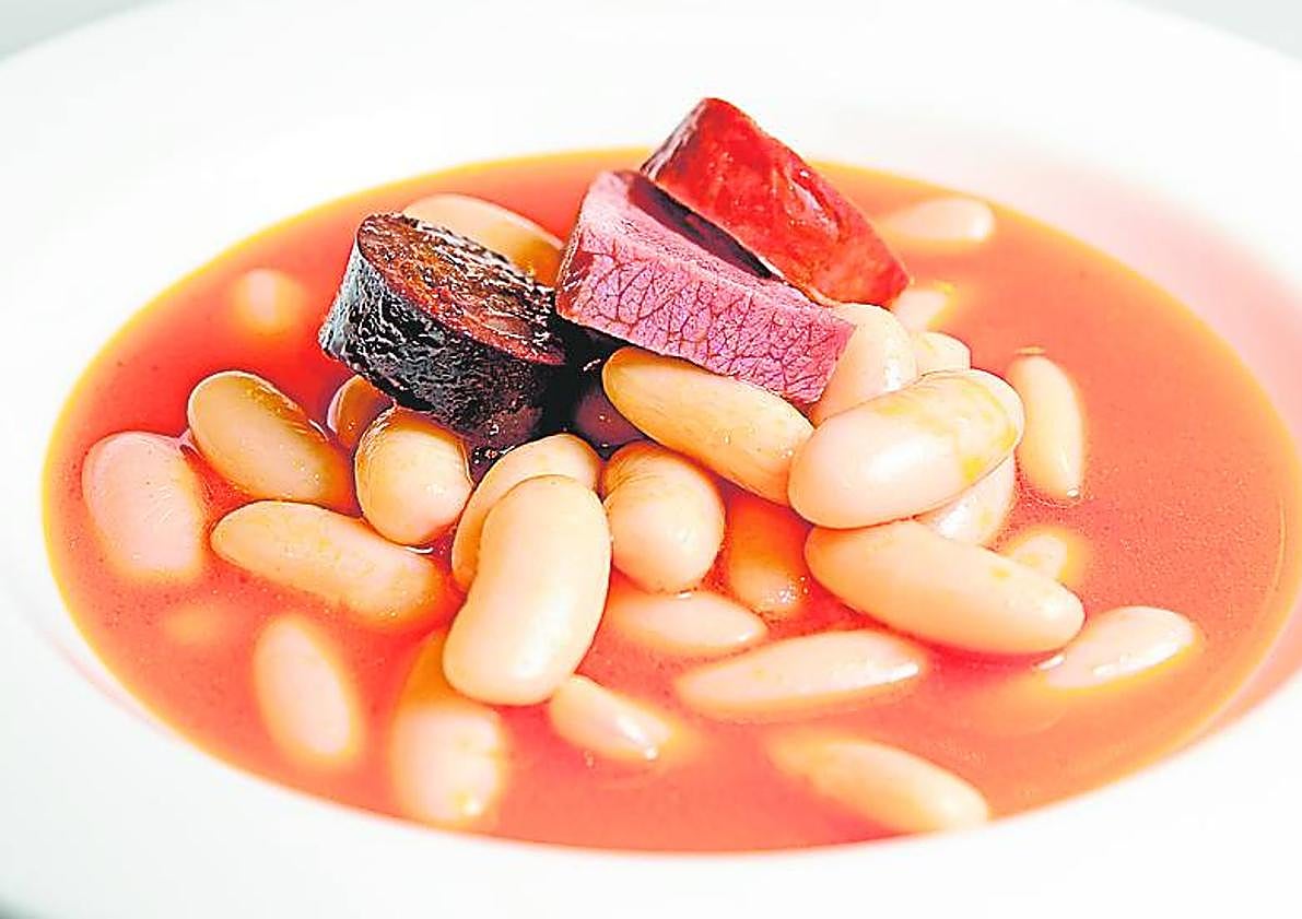 Imagen principal - Top: fabada Asturiana (bean stew), Middle: Desarme (chickpeas with cod and spinach, tripe and rice pudding); Bottom: Moscovitas (Asturian cookies, made with chocolate and almond).