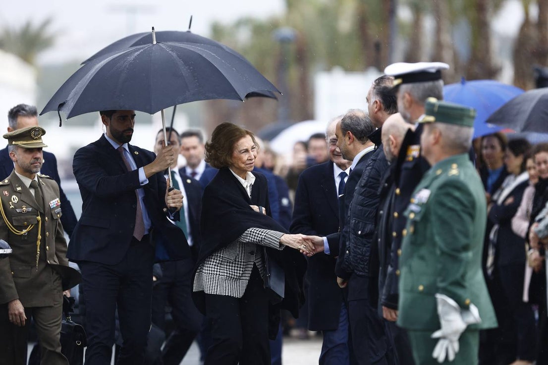 In video and pictures, the disembarkation of the Spanish Legion in Malaga port and their emotional transfer of the Cristo de Mena
