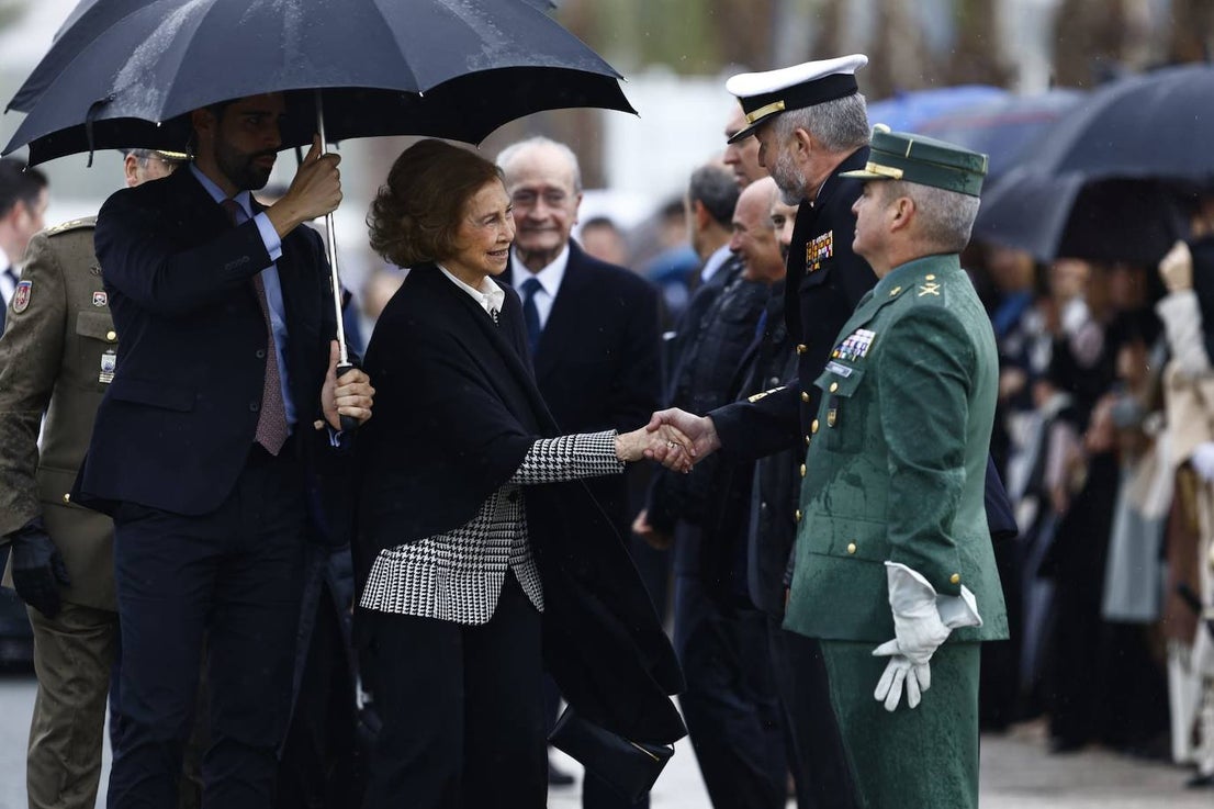 In video and pictures, the disembarkation of the Spanish Legion in Malaga port and their emotional transfer of the Cristo de Mena