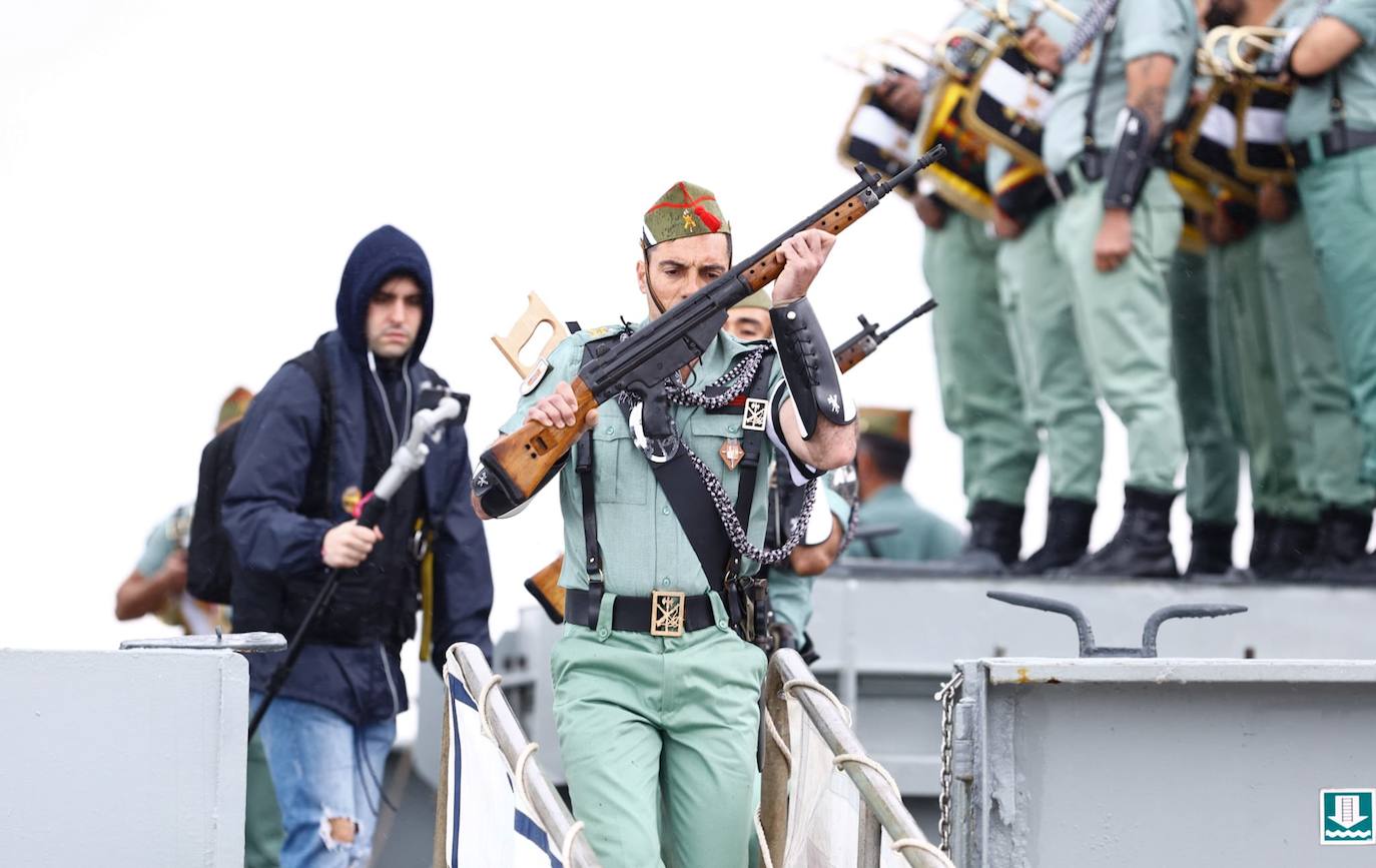 In video and pictures, the disembarkation of the Spanish Legion in Malaga port and their emotional transfer of the Cristo de Mena