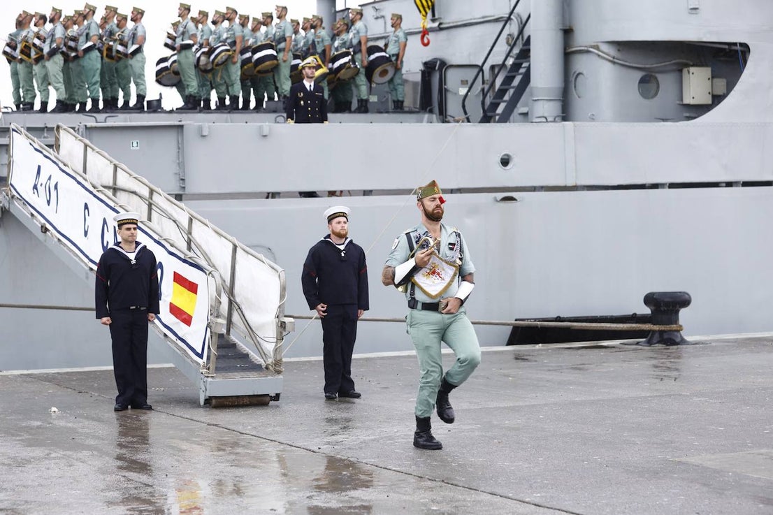 In video and pictures, the disembarkation of the Spanish Legion in Malaga port and their emotional transfer of the Cristo de Mena