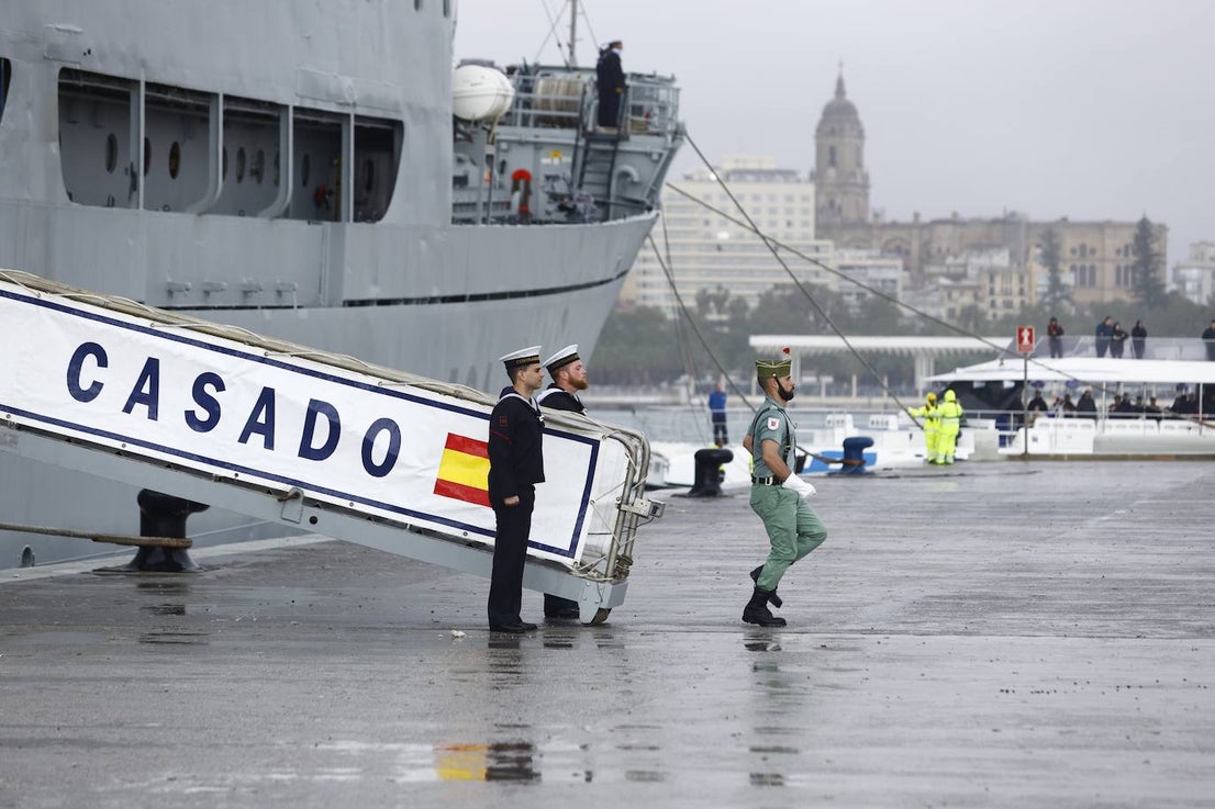 In video and pictures, the disembarkation of the Spanish Legion in Malaga port and their emotional transfer of the Cristo de Mena