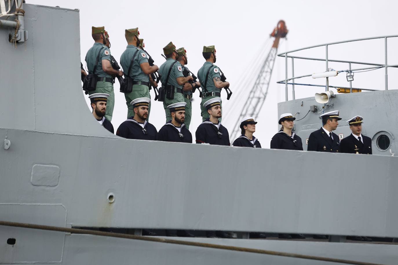 In video and pictures, the disembarkation of the Spanish Legion in Malaga port and their emotional transfer of the Cristo de Mena
