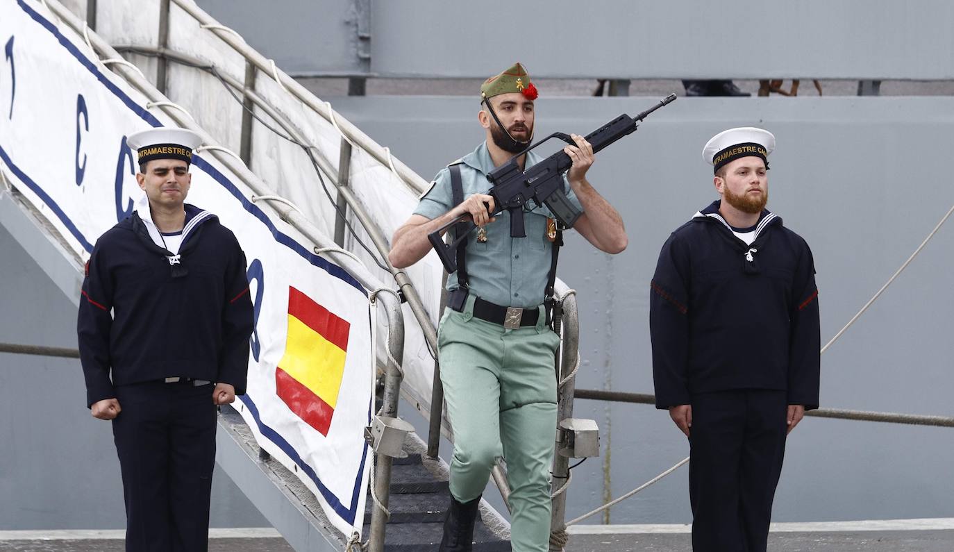 In video and pictures, the disembarkation of the Spanish Legion in Malaga port and their emotional transfer of the Cristo de Mena