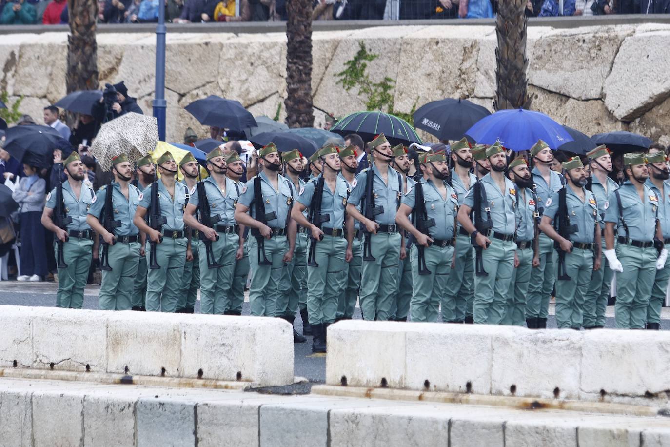 In video and pictures, the disembarkation of the Spanish Legion in Malaga port and their emotional transfer of the Cristo de Mena