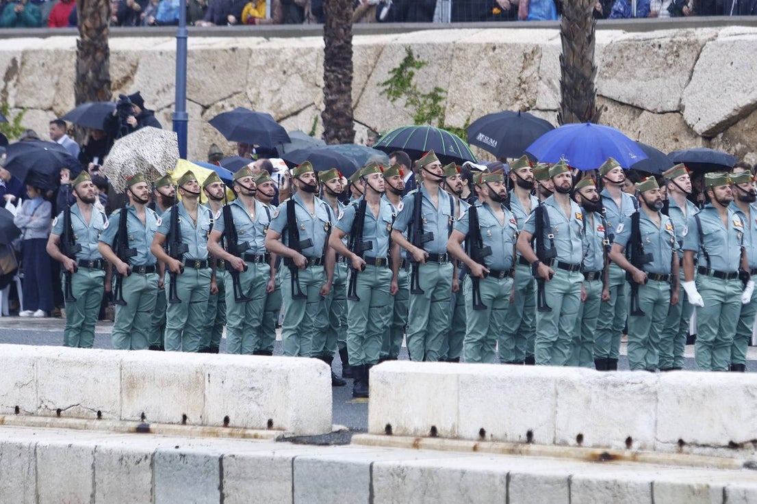In video and pictures, the disembarkation of the Spanish Legion in Malaga port and their emotional transfer of the Cristo de Mena
