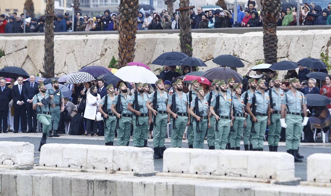 In video and pictures, the disembarkation of the Spanish Legion in Malaga port and their emotional transfer of the Cristo de Mena