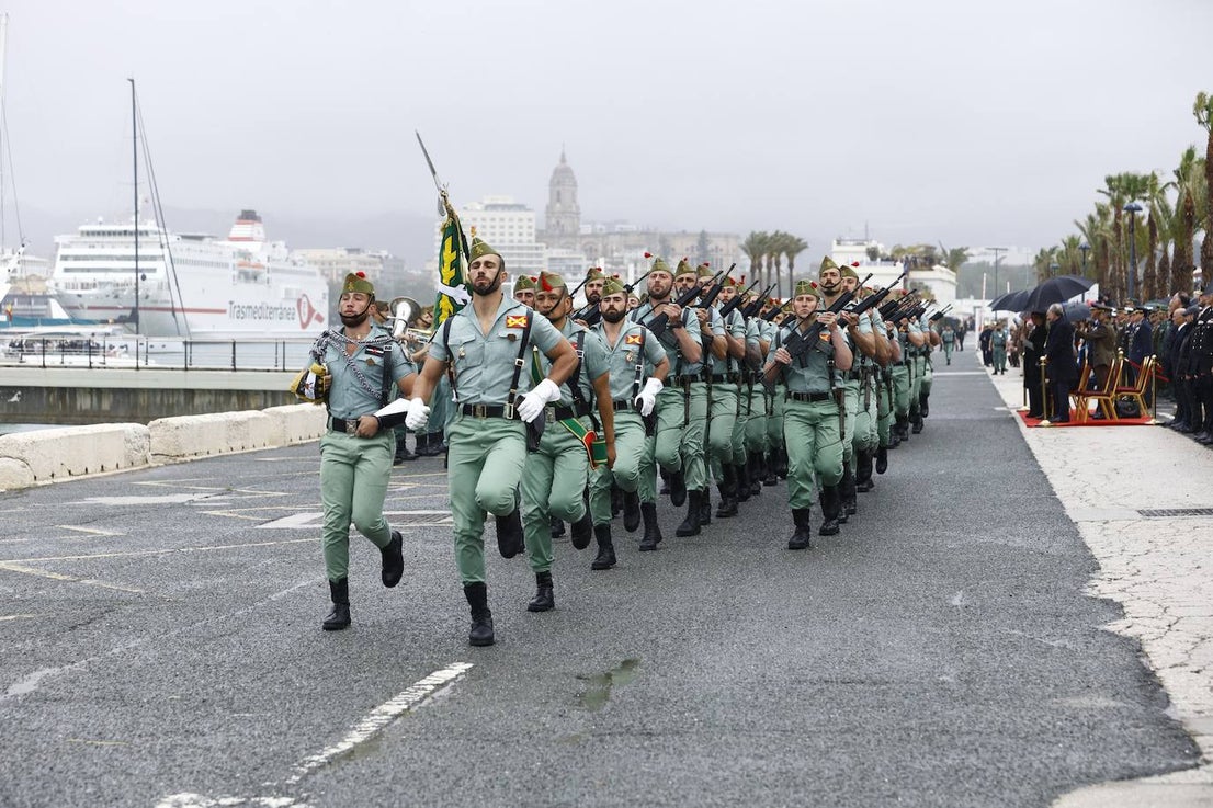In video and pictures, the disembarkation of the Spanish Legion in Malaga port and their emotional transfer of the Cristo de Mena