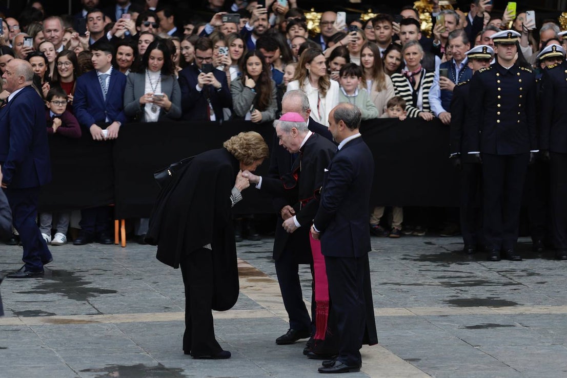 In video and pictures, the disembarkation of the Spanish Legion in Malaga port and their emotional transfer of the Cristo de Mena
