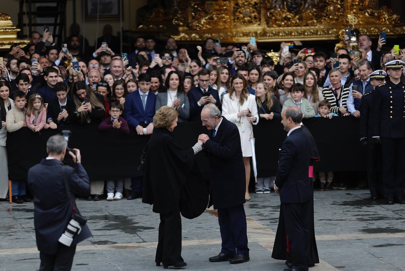 In video and pictures, the disembarkation of the Spanish Legion in Malaga port and their emotional transfer of the Cristo de Mena