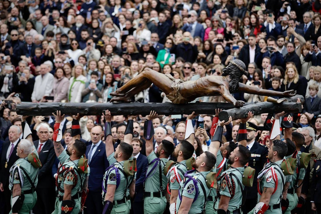 In video and pictures, the disembarkation of the Spanish Legion in Malaga port and their emotional transfer of the Cristo de Mena