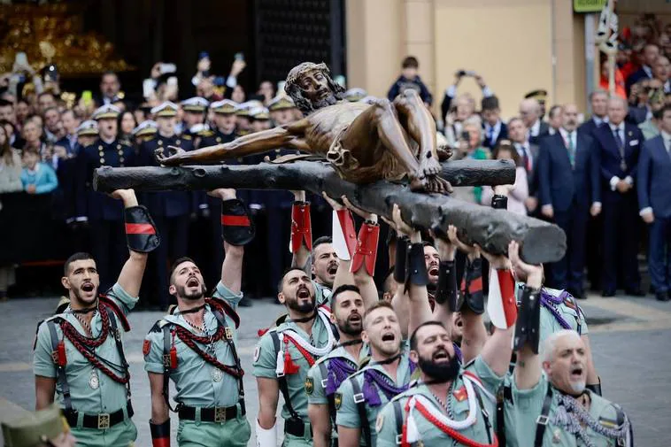 In pictures, the disembarkation of the Spanish Legion in Malaga port and their emotional transfer of the Cristo de Mena