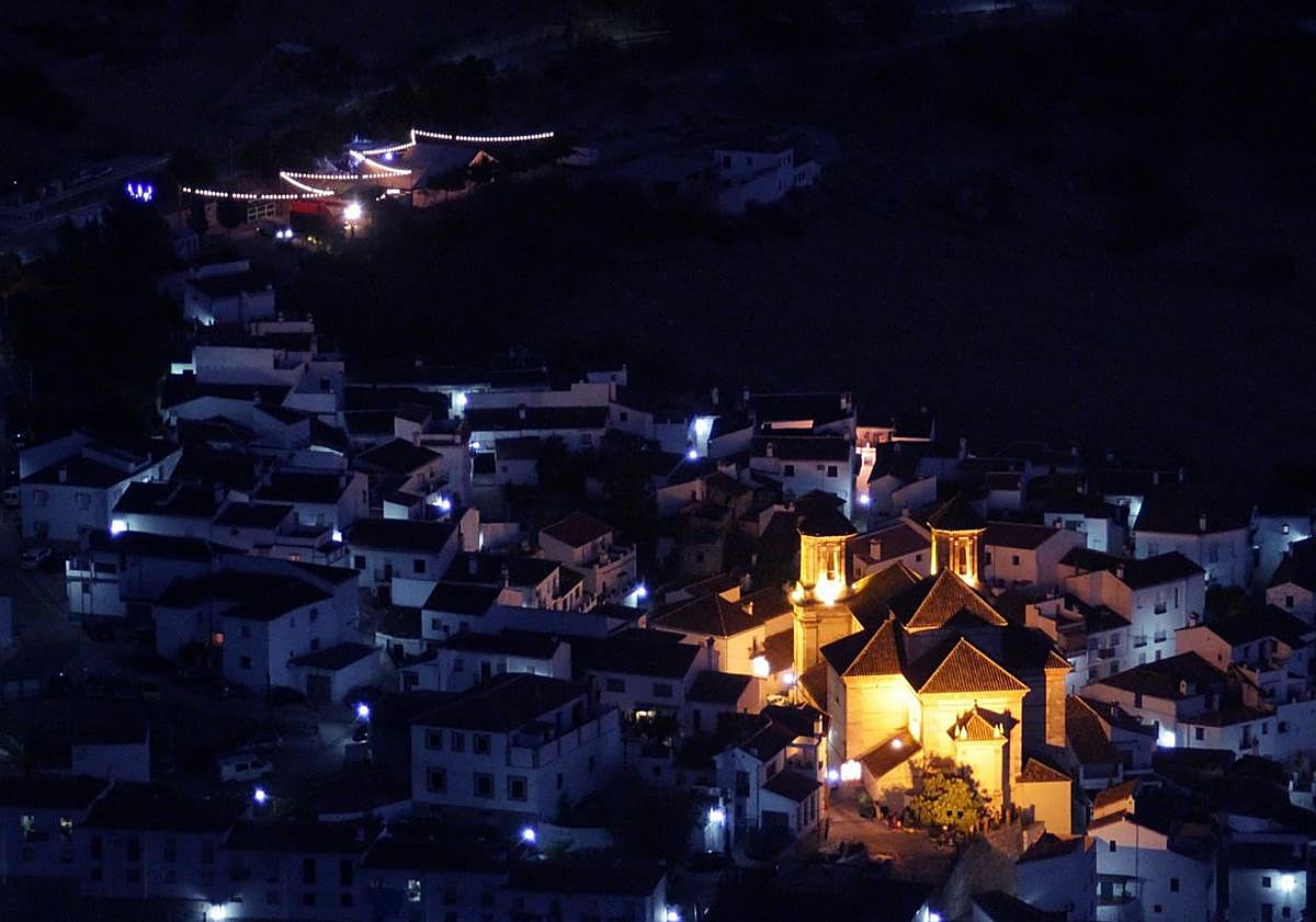 Imagen principal - Serving just 300 inhabitants, why is the church in Alpandeire so big and known as the 'Cathedral of the Serranía de Ronda'?