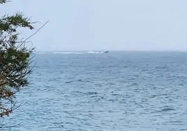 The narco-boats flee after the arrival of a police patrol boat.