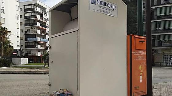 How many tonnes of clothes and shoes are collected in Malaga city recycling bins?