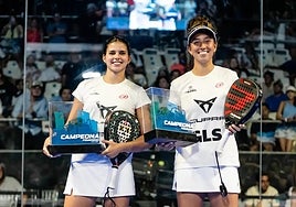 Bea González, right, celebrates victory with her partner, Delfi Brea.