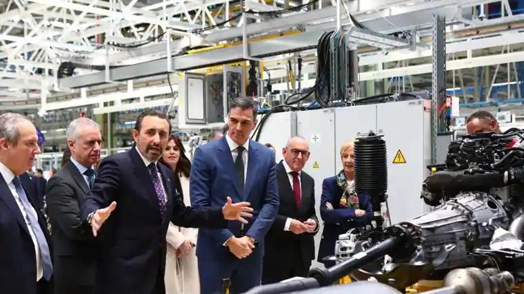 Pedro Sánchez during the visit to the Mercedes-Benz factory in Vitoria.