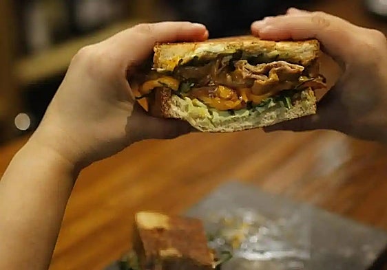 Man chokes to death while eating a sandwich in a bar in Valencia