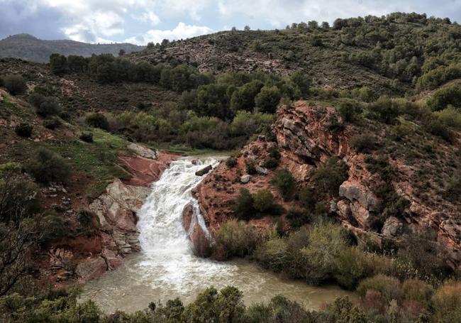 TheTurón waterfall is in El Burgo and you can get quite close to see it.